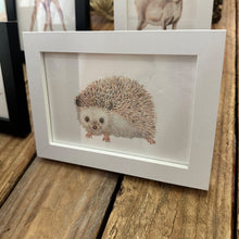 Afbeelding in Gallery-weergave laden, Wit houten A6 lijstje met egel art print
