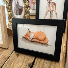 Afbeelding in Gallery-weergave laden, Zwart houten A6 lijstje met vos art print
